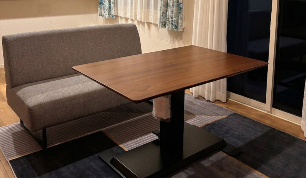 夫婦で過ごす夜のリビングの風景